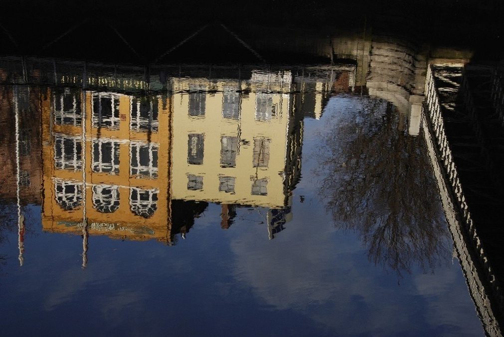 Case di Dublino riflesse nel Liffey