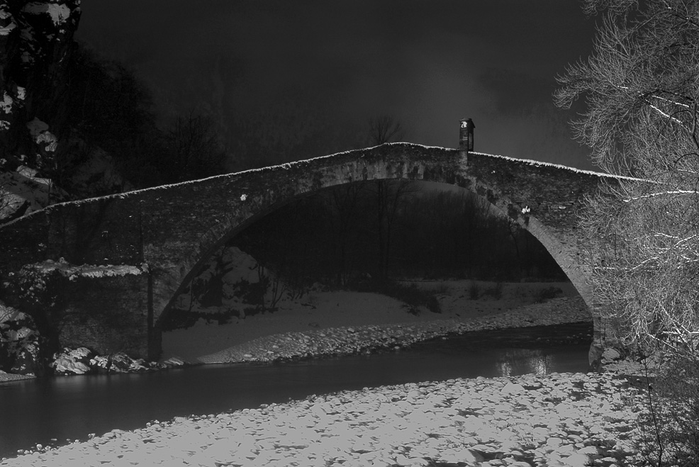 notturna al ponte con neve
