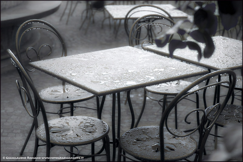 sedie sotto la pioggia