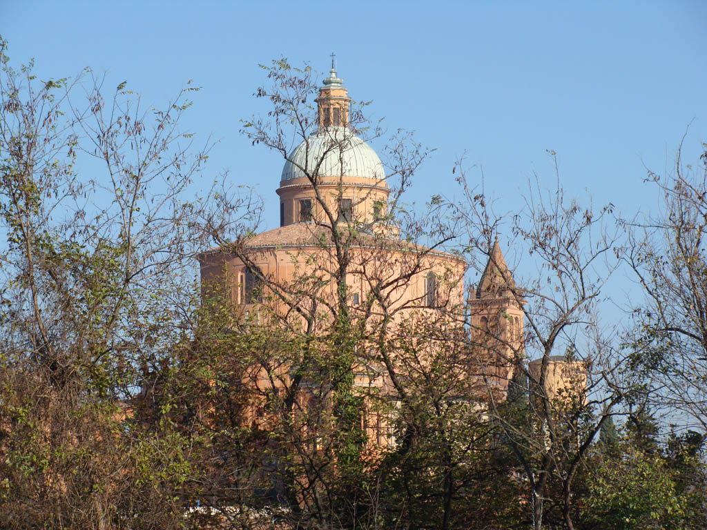 alberi e chiesa
