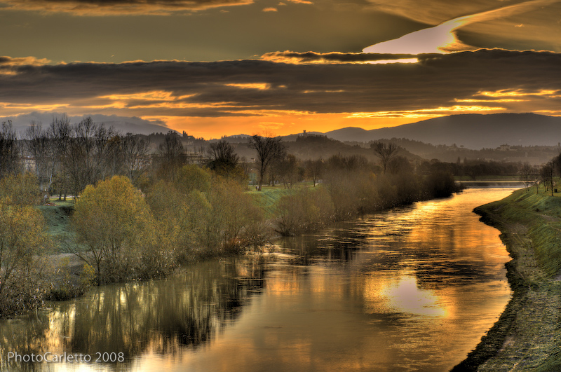 Fiume Arno all'alba