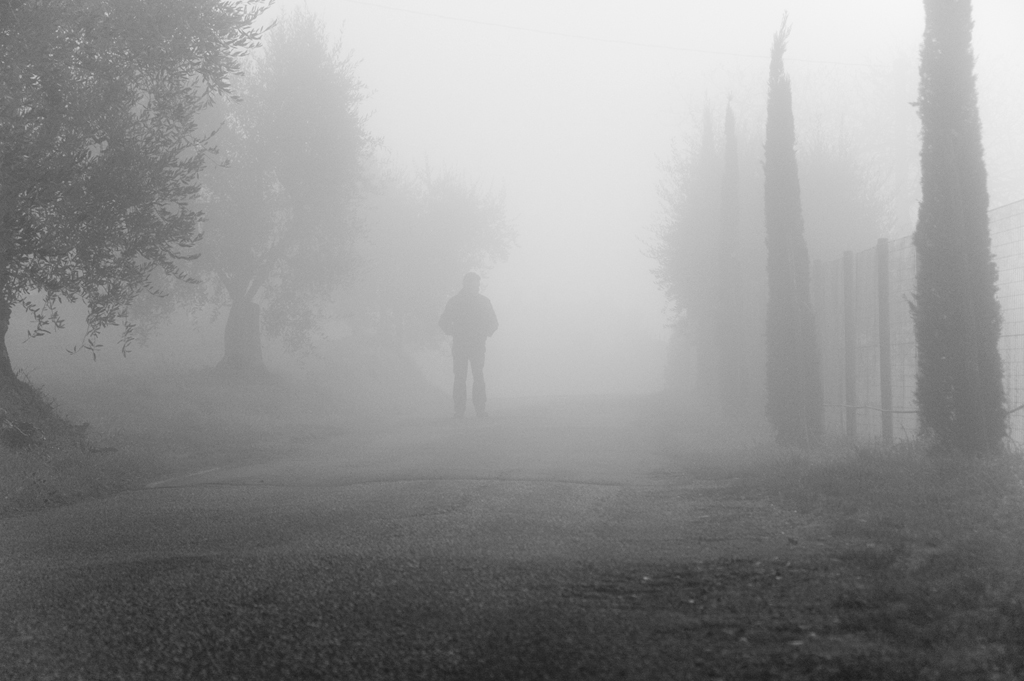 uomo nella nebbia