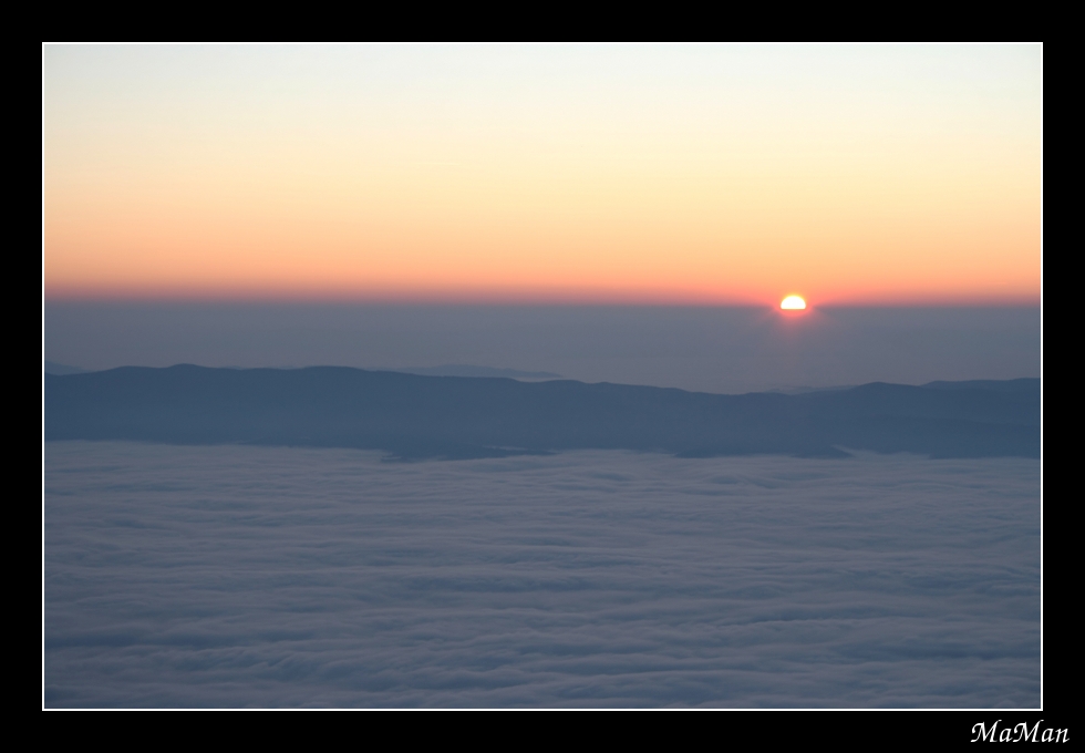 Tramonto su un mare di nebbia