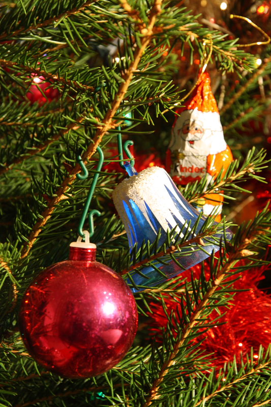 Pallina e campanella sull'albero