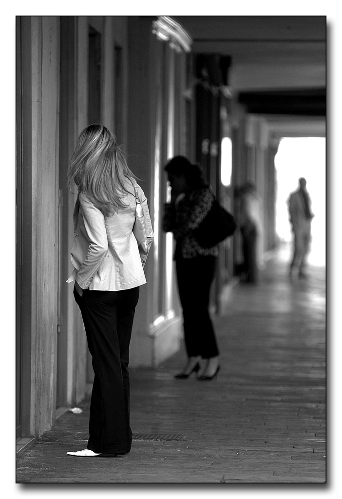 ...davanti alla vetrina...