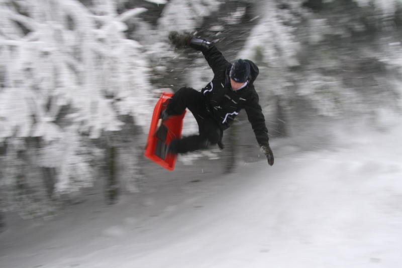 Salto con Snowboard?... con lo slittino!