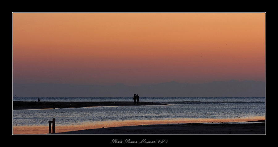 Passeggiando sul mare al tramonto....