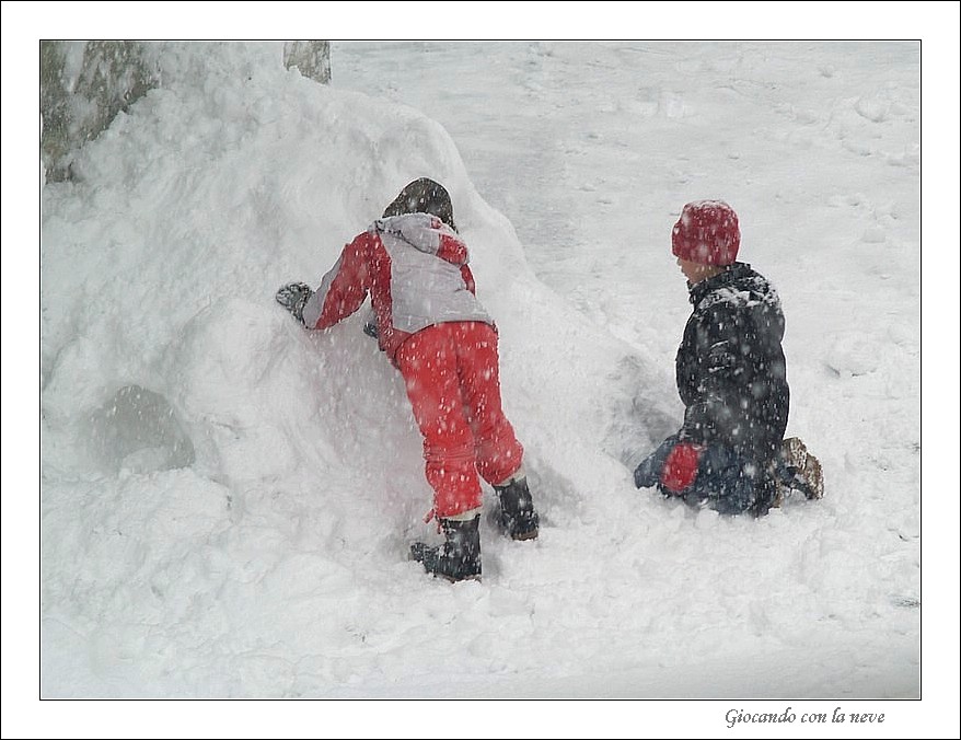 giocando con la neve