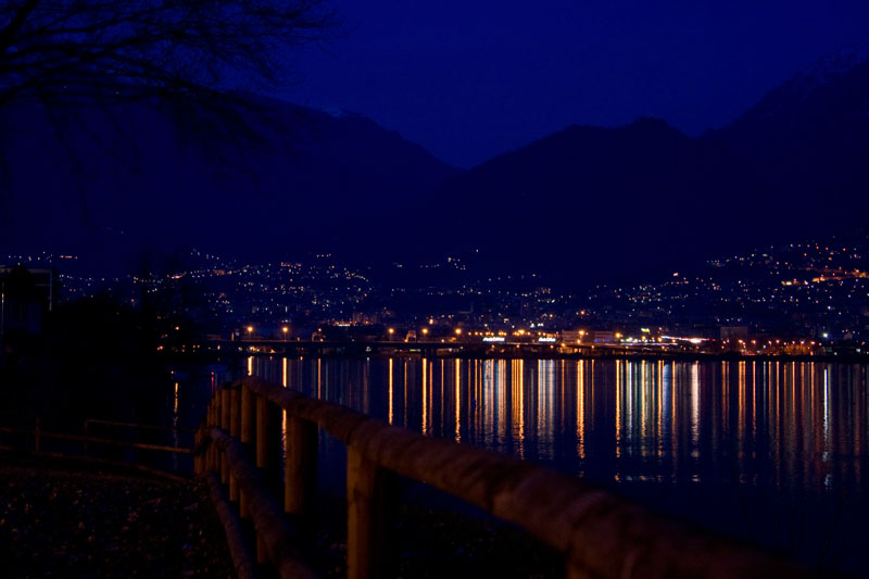 Le luci della sera sul lago