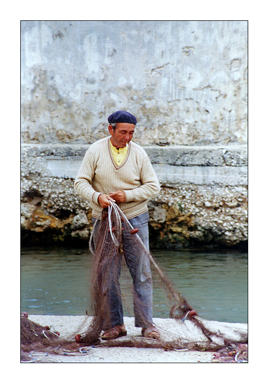 ...e aveva un solco lungo il viso....