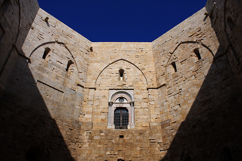 DAL CORTILE DI CASTEL DEL MONTE