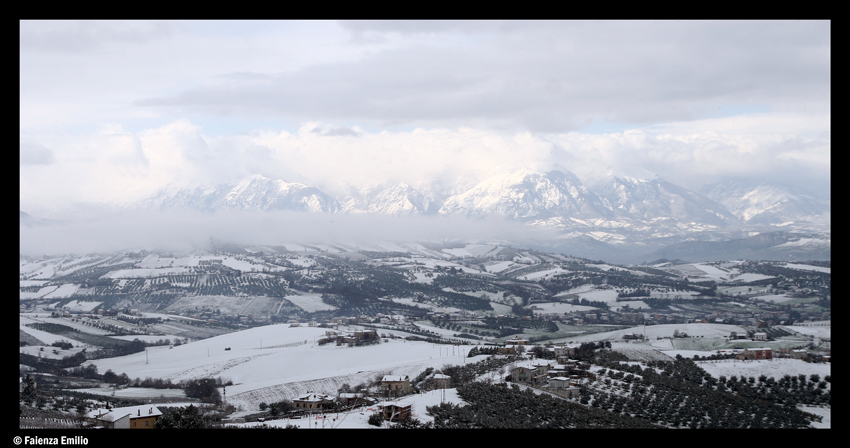 con le vette tra le nuvole