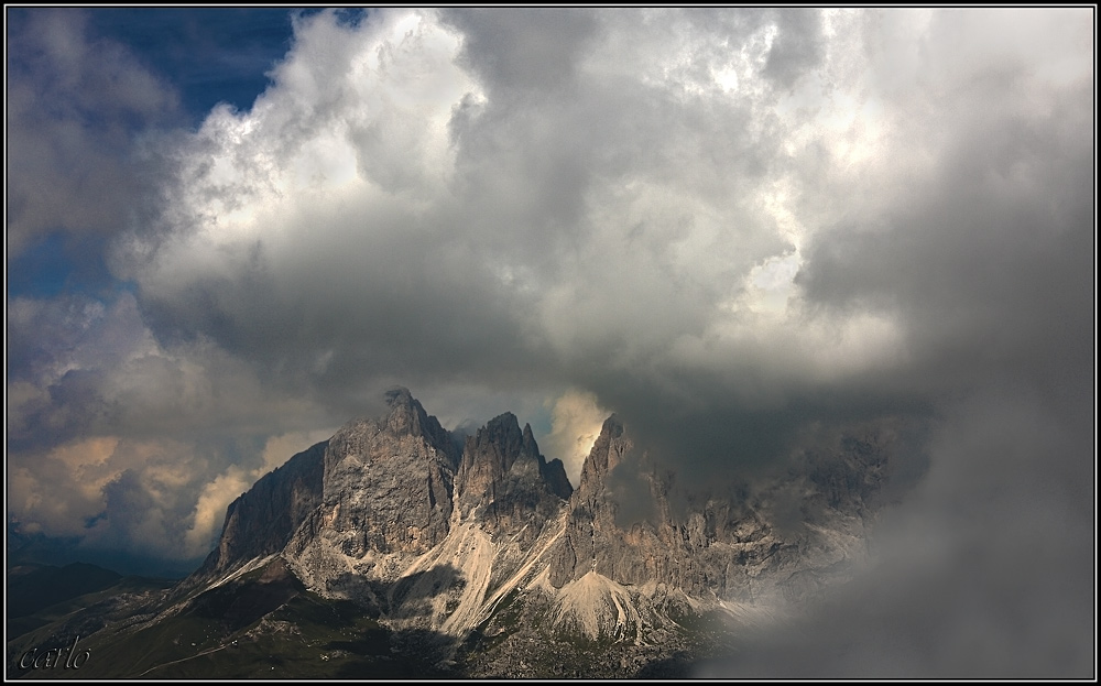 gruppo del sassolungo avvolto dalle nuvole