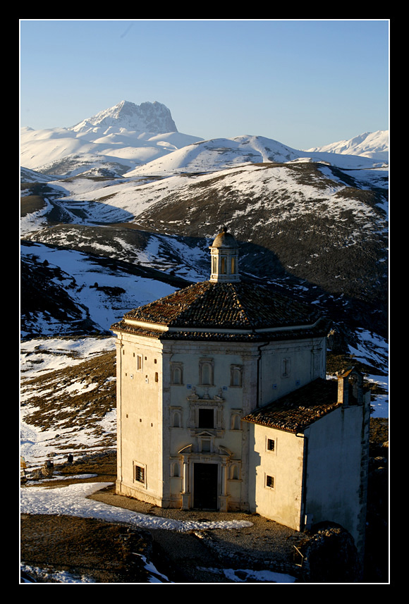 La roccia, la chiesa e il sasso.