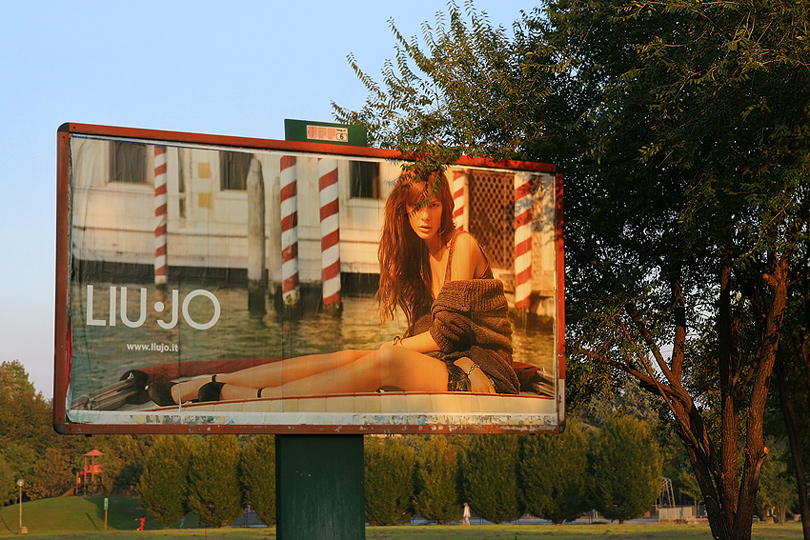 Modella nel Parco al Tramonto...