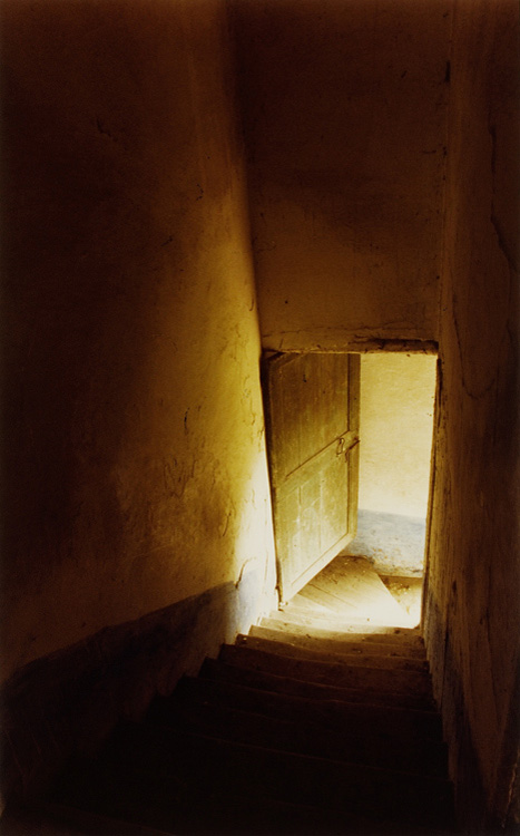 Ma pi� acuto � l'orecchio, e non vorresti da lui sapere che quei passi noti non son pi� di chi torna a stanze usate e care; ma invece un dileguare di automi da una scena dove tutto fu consumato per l'eternit�. (G.Arcangeli)