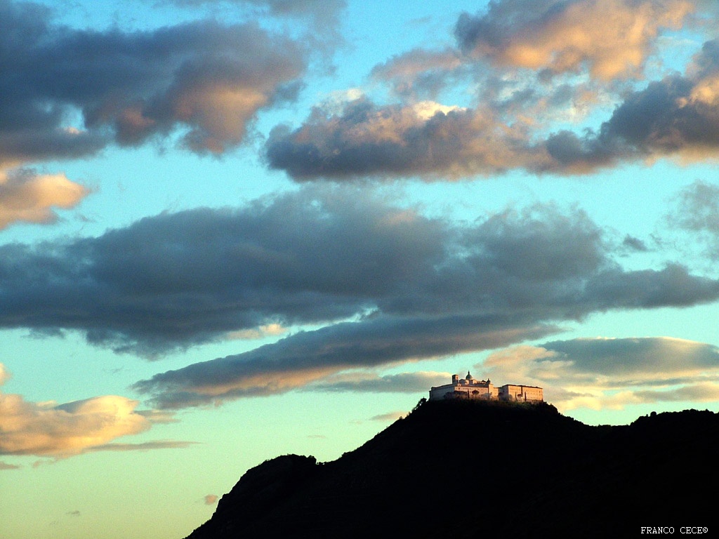 abbazia con tramonto
