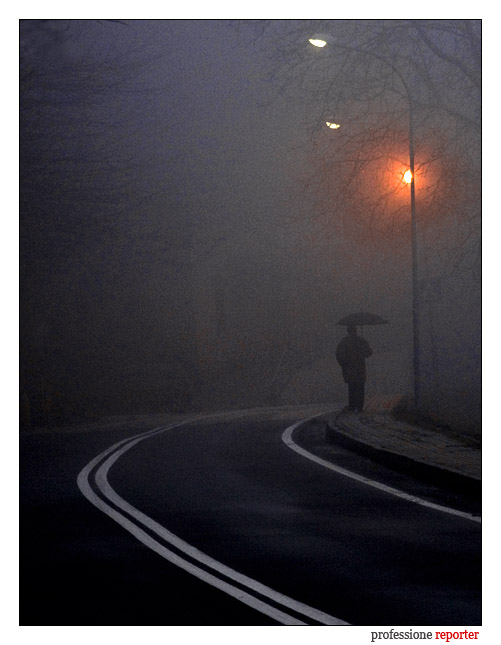 Uomo solo nella nebbia