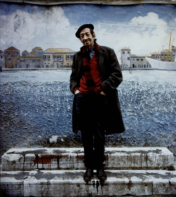 Il labbro un po' beffardo, la ruga sulla fronte, un essere un po' strano, n� giovane n� vecchio, gi� sfiorito, ed ancora un po' ragazzo... (G.Arcangeli)