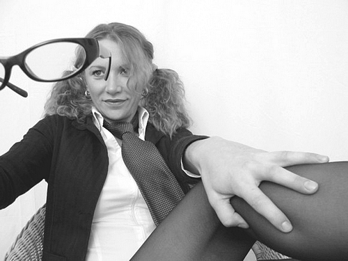 barbara che gioca con gli occhiali