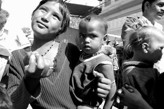 piccoli mendicanti a Kathmandu