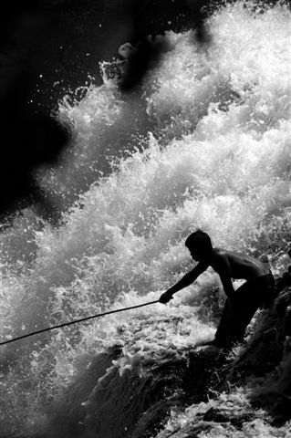 pescatore sulla cascata di Tat Lo (Laos)