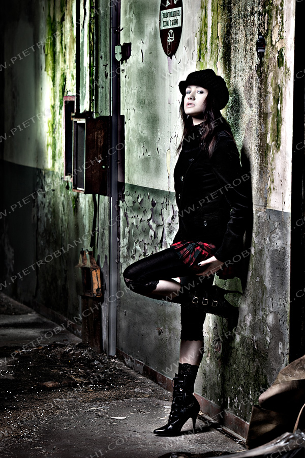 Fabbrica abbandonata con modella