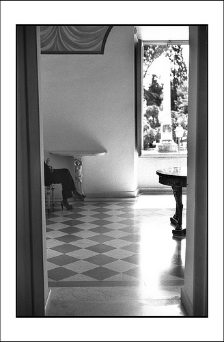 Dietro la porta socchiusa...