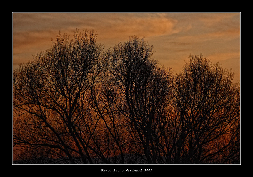 Un dipinto di tramonto.