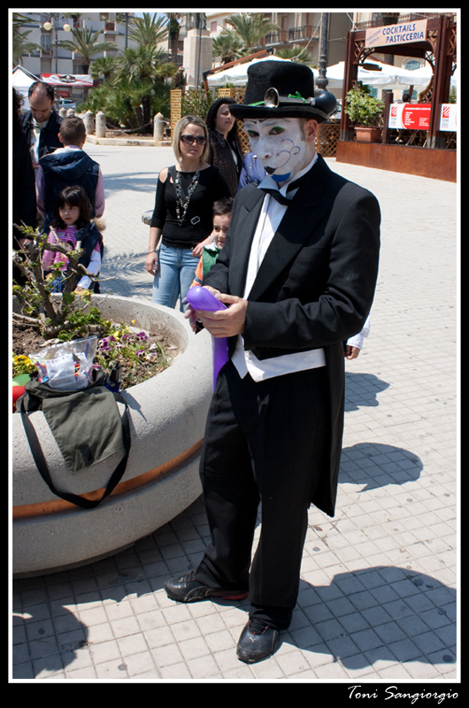 artisti di strada (sorpreso dallo scatto nel pieno delle sue mansioni)