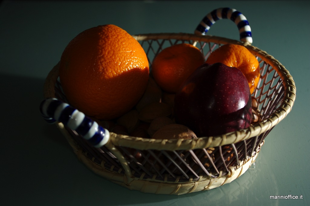 cesto di frutta in penombra