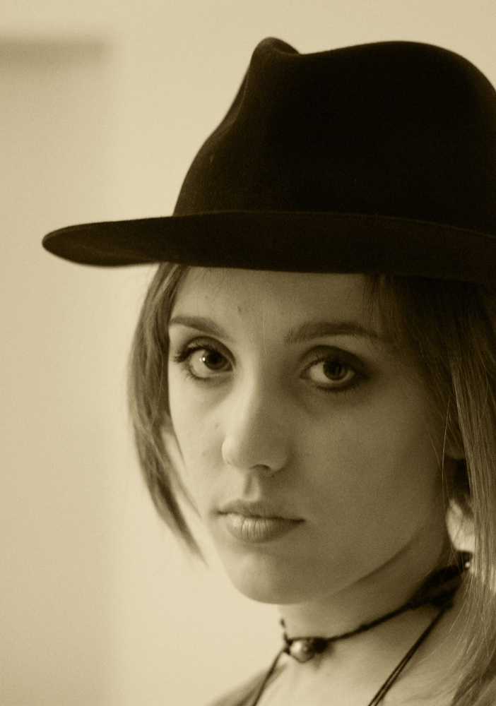 La ragazza col cappello