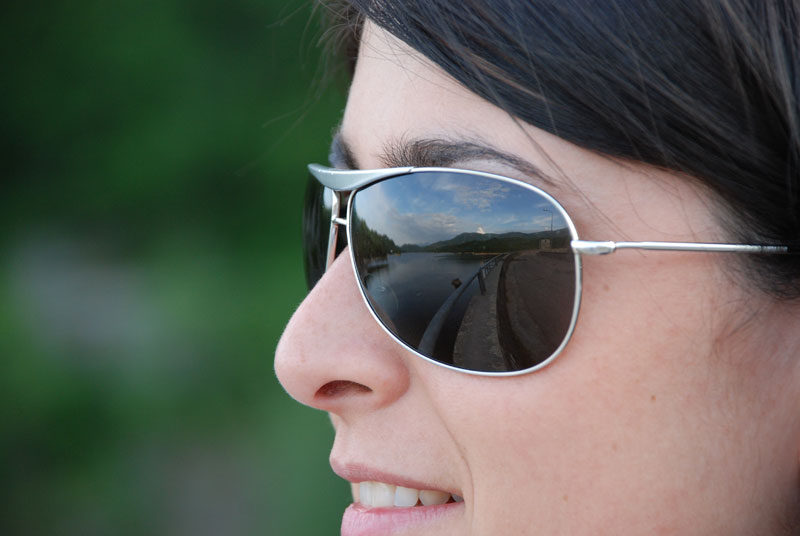 Occhiali riflesso lago con diga