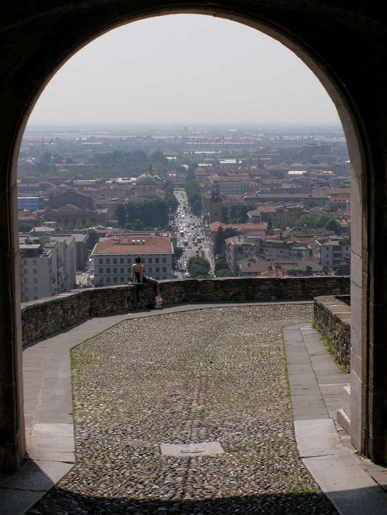 Vista di Bergamo alta presa da una porta delle mura