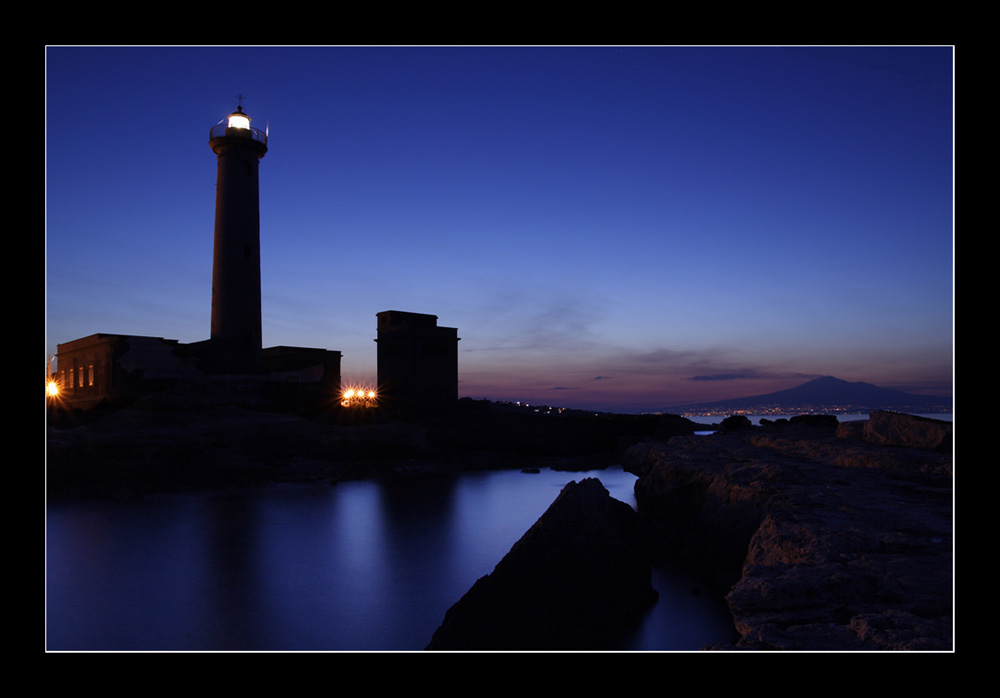 Faro di Augusta - SR - a destra ben visibile l'ETNA