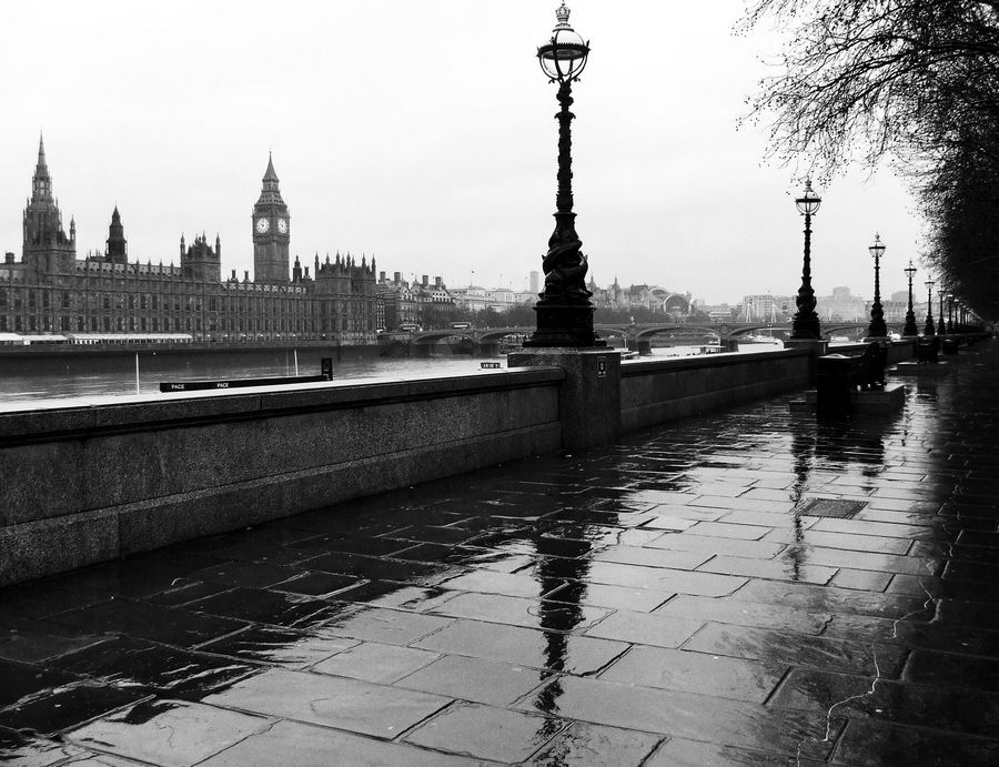 Una passeggiata a Londra sotto la pioggia