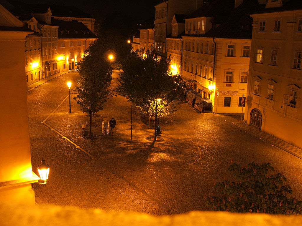 Piazzetta di sera a Mal� Strana (Praga, aprile 2008)