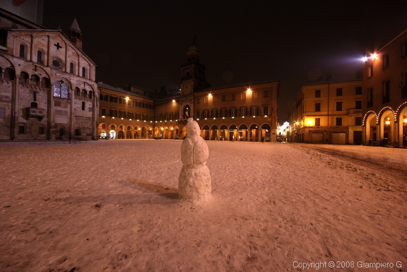 Piazza Grande innevata