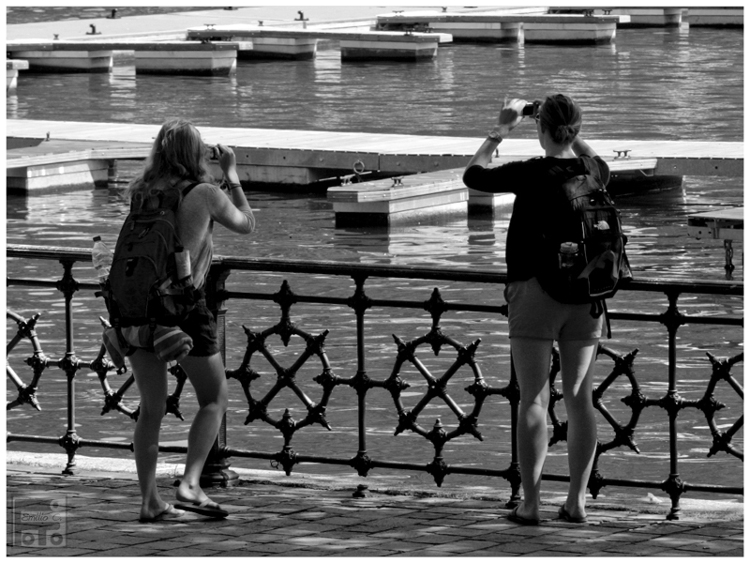 Io fotografo li tu di la...