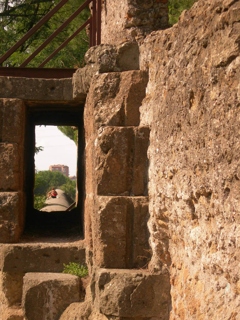 Qualcosa ci divide...