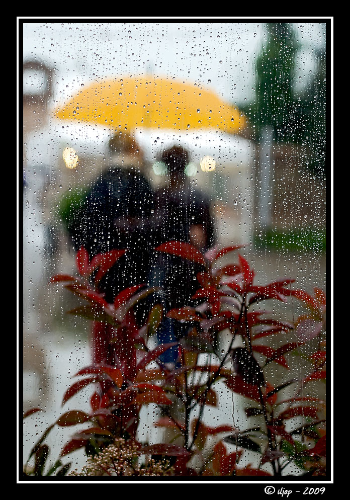 passeggiando sotto la pioggia