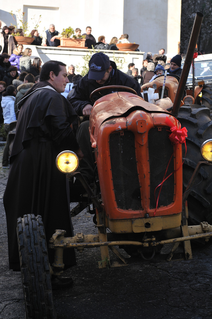 Il frate e il vecchio trattore