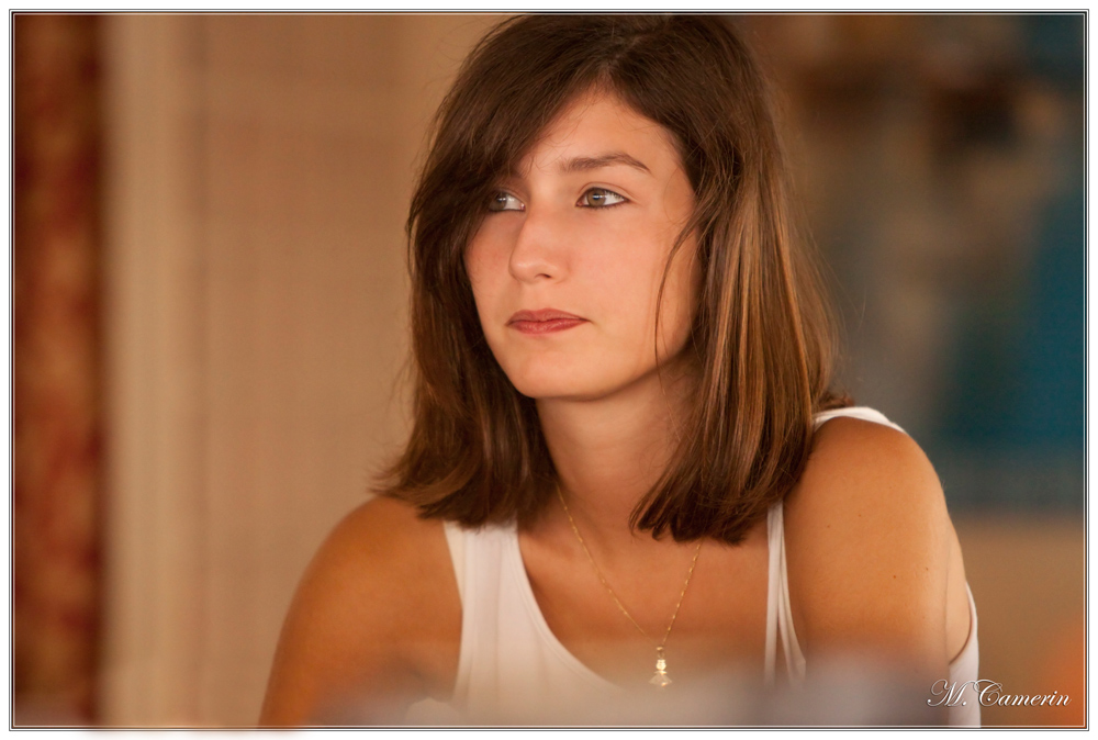 Ragazza fotografata in pizzeria
