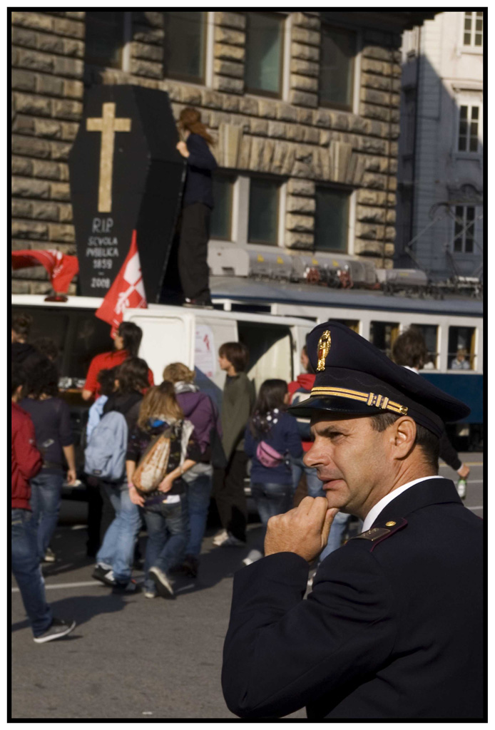 disapprovazione poliziesca in manifestazione studentesca