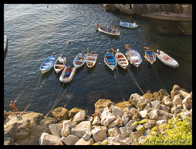 barchette parcheggiate a riomaggiore..