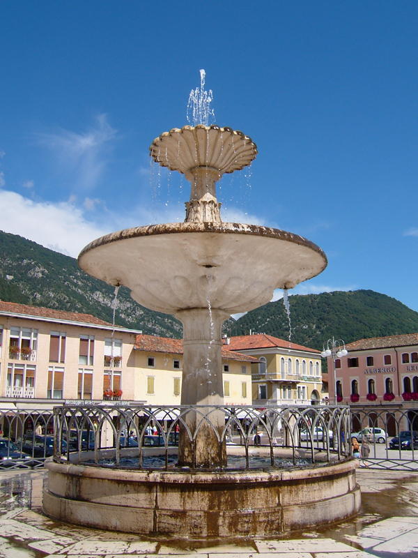 Maniago la fontana sulla Piazza
