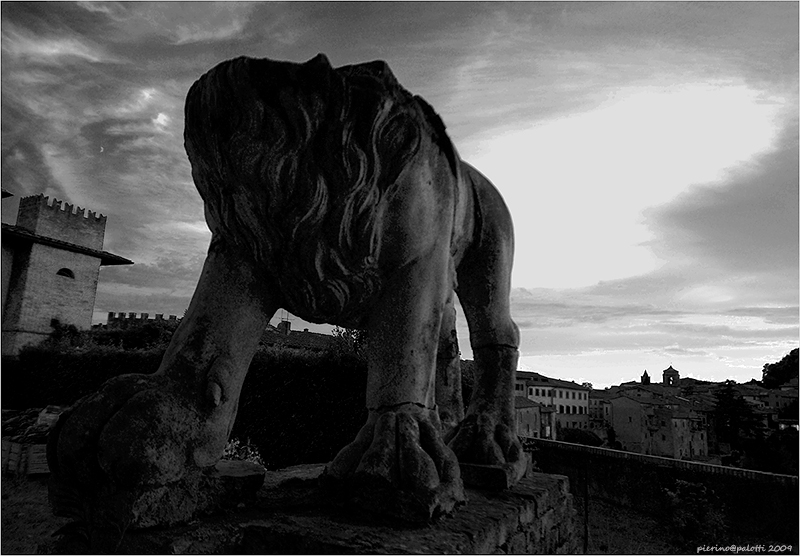 uno dei due leoni di Palaia