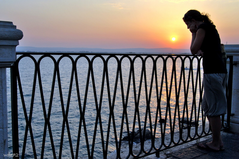 Assorta nei suoi pensieri