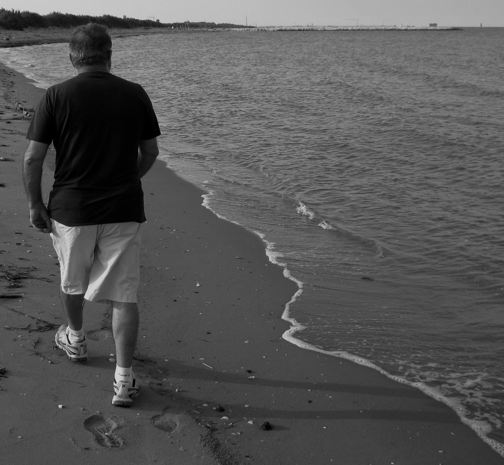 camminando sulla spiaggia