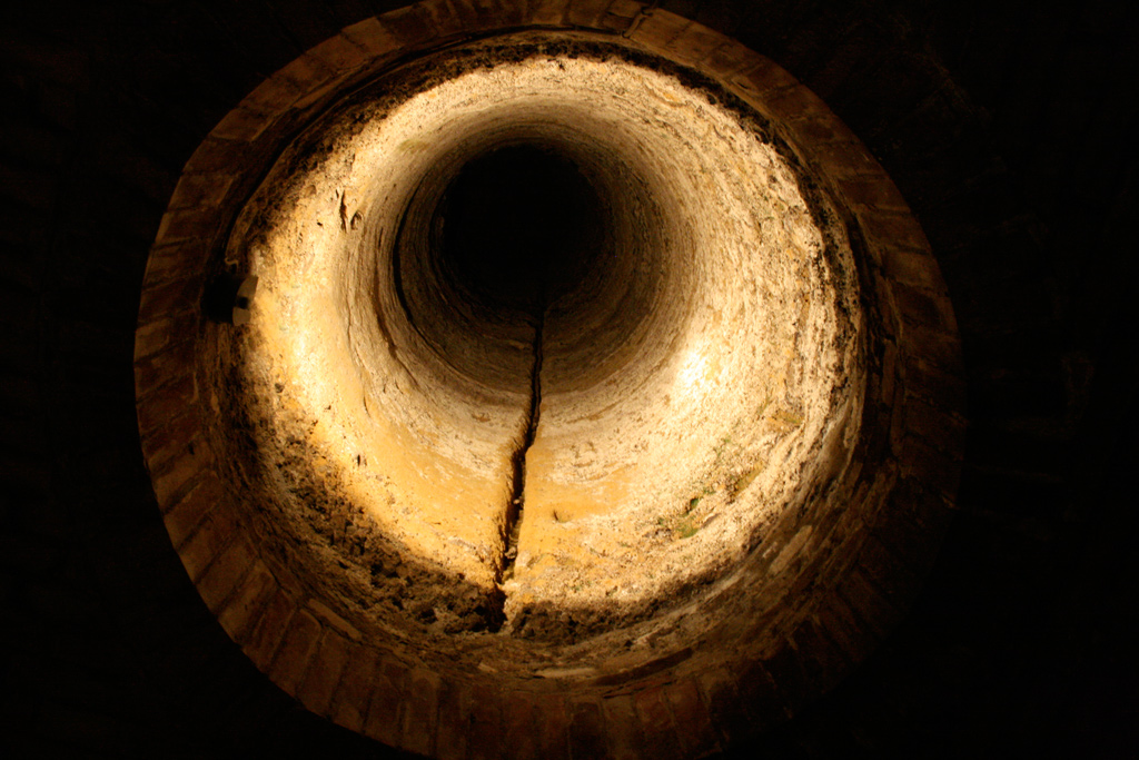 Fienze : pozzo antico (dal basso)...